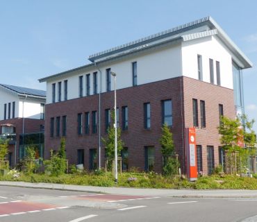Gut kombiniert – Neubau der Geschäftsstelle der Sparkasse LeerWittmund
